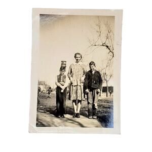 Vtg Lovely Little Family Posing Together Original Monochrome Photography